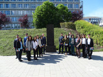 Դիվանագիտական դպրոցի ունկնդիրներն ու շրջանավարտները Եվրոպայի խորհրդի շենքի առջև տեղադրված հայկական խաչքարի մոտ, Ստրասբուրգ