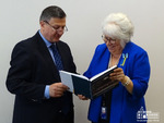 ԴԴ տնօրեն Վահե Գաբրիելյանը Մարինա Կալյուրանդին ցույց է տալիս նրա հետ ԴԴ ունկնդիրների հանդիպման նկարը Տալինում